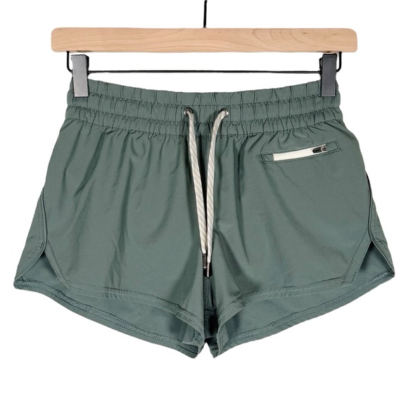 Vuori Size XS Clementine Shorts 2.0 in Green - Picture 1 of 6